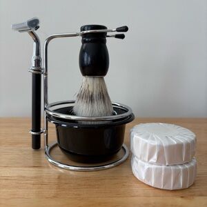 NWT Tri-Coastal Design Deluxe Shave Set